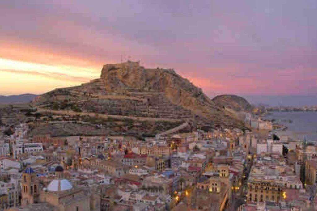 Charming & Spacious Apartment In Historic Centre & Short Walk To Beach アリカンテ エクステリア 写真